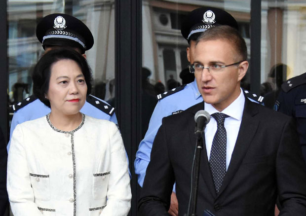 Кинески полицајци помажу туристима